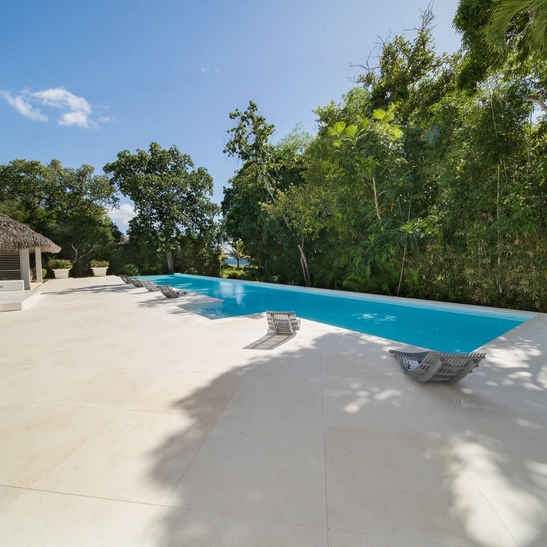 Wtty Villa — pool and garden view